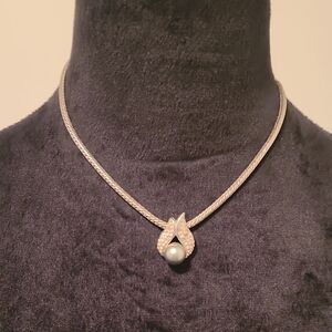 Elegant Silver Necklace with GreyPearl Pendant